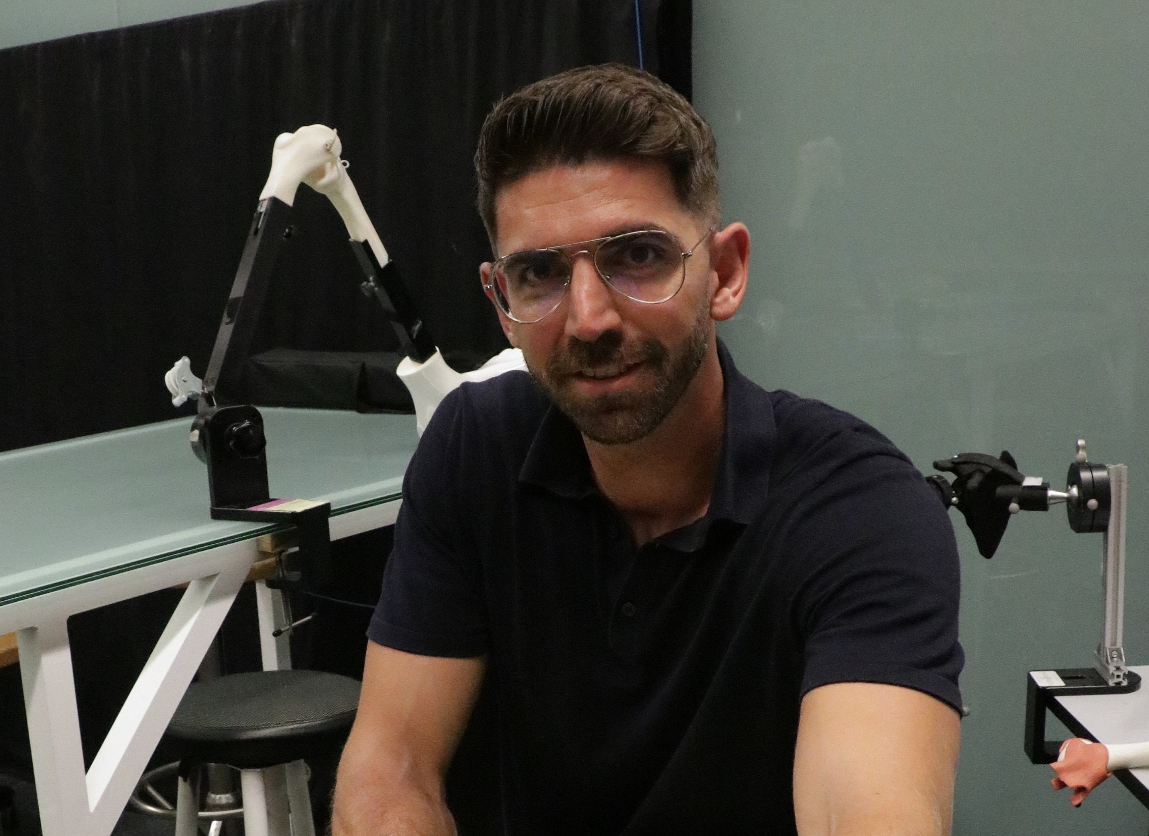 O investigador do CITENI da Universidade da Coruña Florian Michaud, coautor do estudo, xunto ao prototipo desenvolvido no LIM.