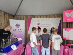 No stand divulgativo do Campus Industrial de Ferrol o público asistente poderá coñecer a oferta académica da Universidade da Coruña (UDC) na cidade departamental, así como varios dos proxectos de investigación e de transferencia desenvolvidos nos ámbitos da protección do medio mariño, da valorización de residuos, da economía circular, dos novos materiais sostibles e da conservación dos ecosistemas costeiros.