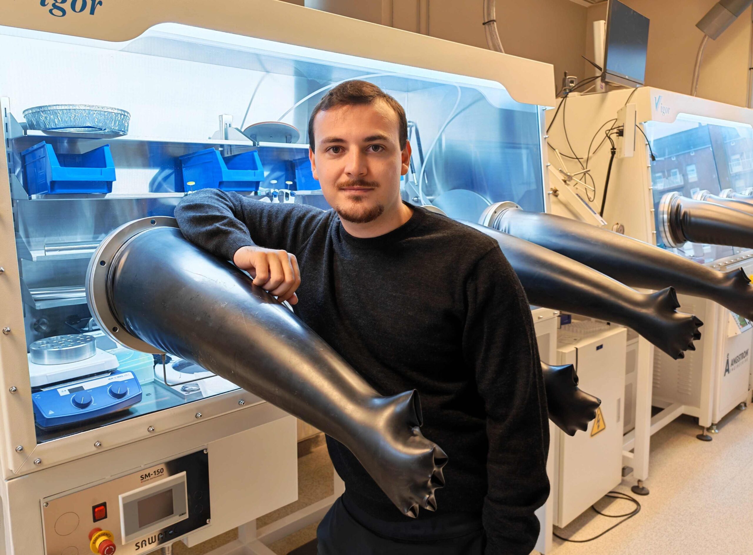 O traballo, publicado no Journal of the American Chemical Society, desenvolve unha metodoloxía que permite medir nun único experimento un proceso clave para fabricar materiais destinados á electrónica orgánica e as células solares.
