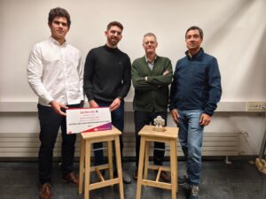 de esquerda a dereita, Eloy Vázquez, Florian Michaud, Javier Cuadrado e Urbano Lugrís, cos recoñecementos obtidos por MFES nos Santander X Spain Awards da UDC e por AppGym en Maker Faire Galicia 2026.
