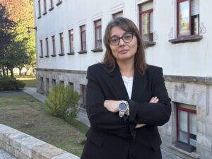 a nova codirectora da Cátedra Cosme Álvarez de los Ríos, Alicia Munín, diante da Escola Politécnica de Enxeñaría de Ferrol (EPEF). 