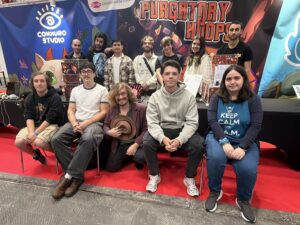 o alumnado do máster en Deseño, Desenvolvemento e Comercialización de Videoxogos da Escola Politécnica de Enxeñaría de Ferrol (EPEF) no stand da Universidade da Coruña (UDC) na primeira edición do SAGA Barcelona Game Fest.