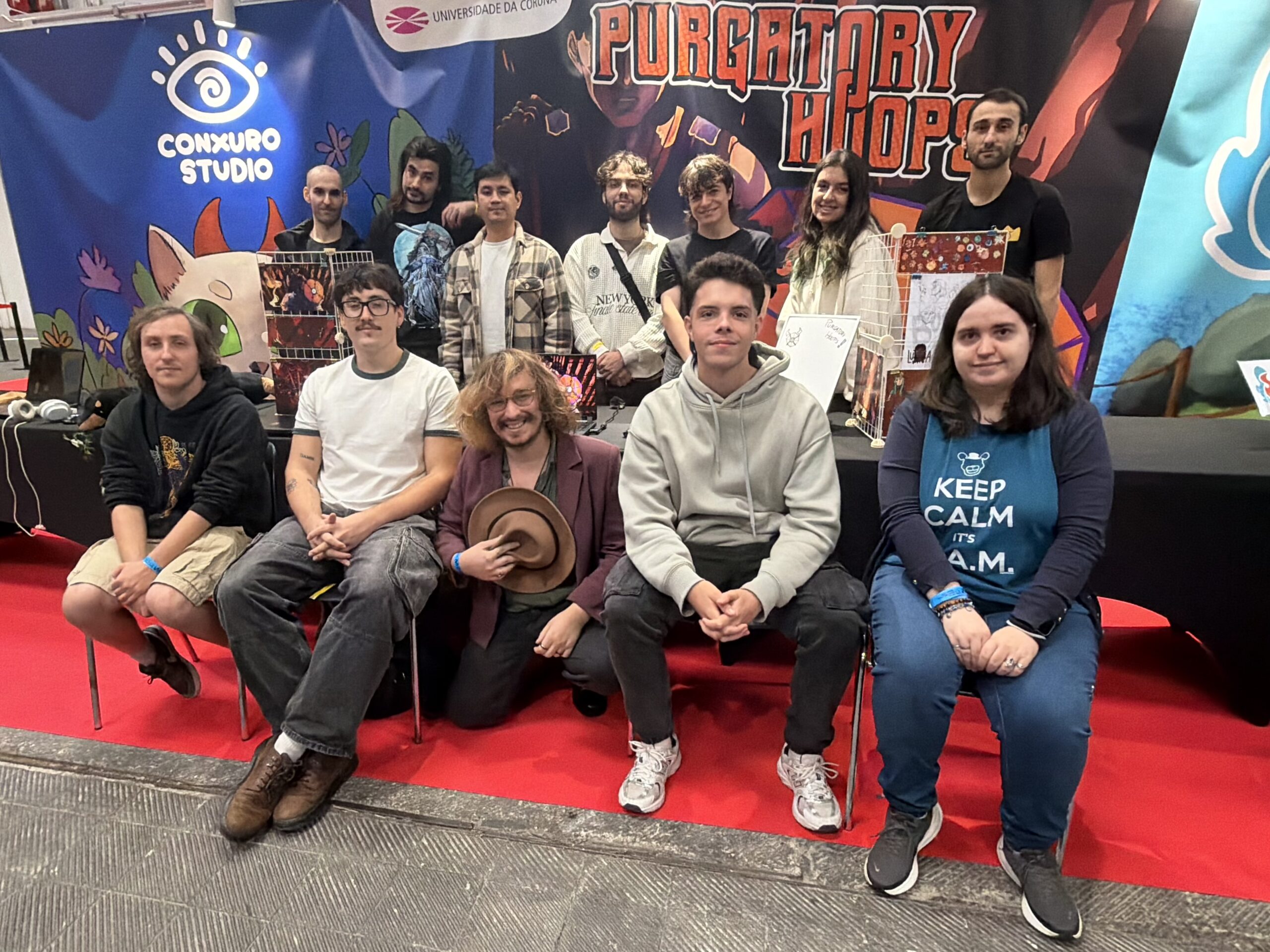 o alumnado do máster en Deseño, Desenvolvemento e Comercialización de Videoxogos da Escola Politécnica de Enxeñaría de Ferrol (EPEF) no stand da Universidade da Coruña (UDC) na primeira edición do SAGA Barcelona Game Fest.