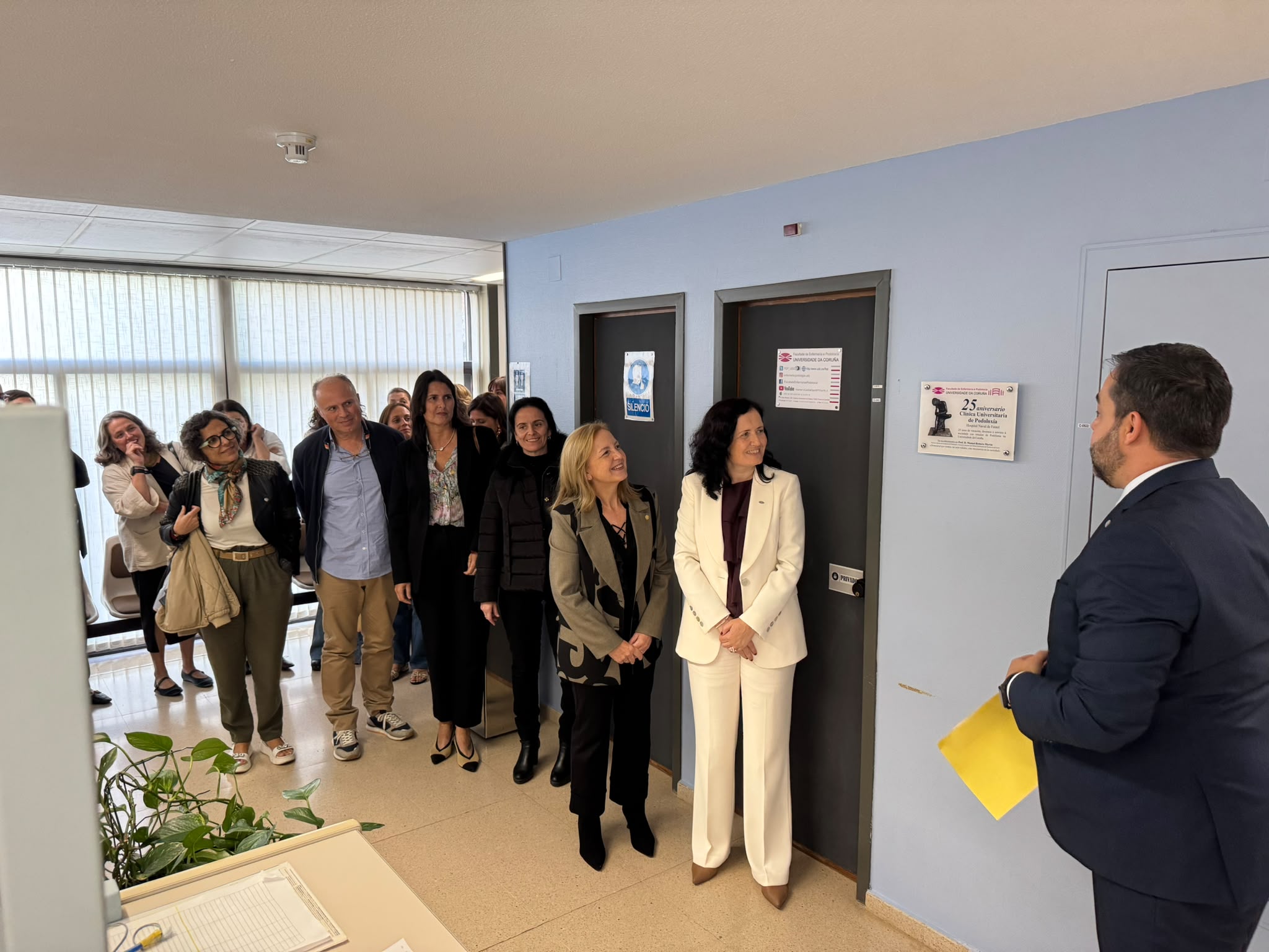 autoridades e persoas convidadas durante o descubrimento dunha placa conmemorativa nas instalacións da Clínica Universitaria Podolóxica, situada no Hospital Naval de Ferrol.